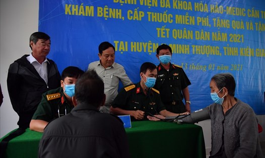 Người dân huyện U Minh Thượng (Kiên Giang) được khám bệnh, phát thuốc miễn phí. Ảnh: PV