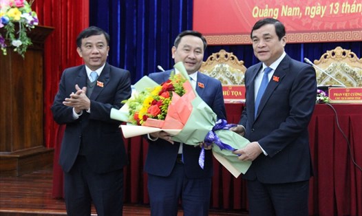 Ông Nguyễn Công Thanh (giữa) được bầu giữ chức Phó Chủ tịch HĐND tỉnh Quảng Nam. Ảnh: Thanh Chung