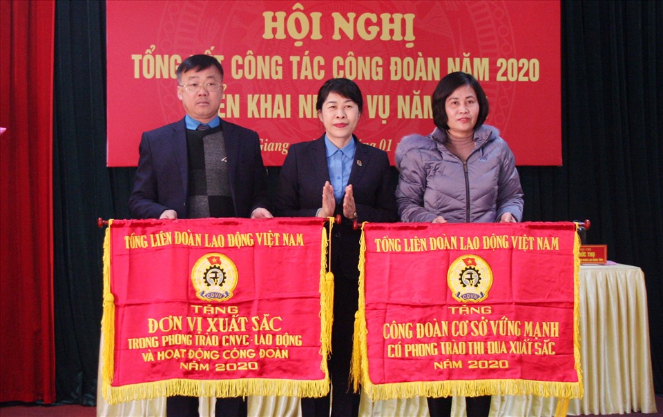 Bà Trịnh Thanh Hằng, Trưởng Ban Nữ công Tổng Liên đoàn Lao động Việt Nam trao cờ thi đua toàn diện cho 2 tập thể Công đoàn Viên chức tỉnh và Công đoàn Các KCN tỉnh. Ảnh: Nguyễn Huyền
