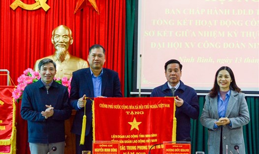 LĐLĐ tỉnh Ninh Bình vinh dự được nhận Cờ thi đua của Chính Phủ vì đã có thành tích xuất sắc trong hoạt động Công đoàn. Ảnh: NT