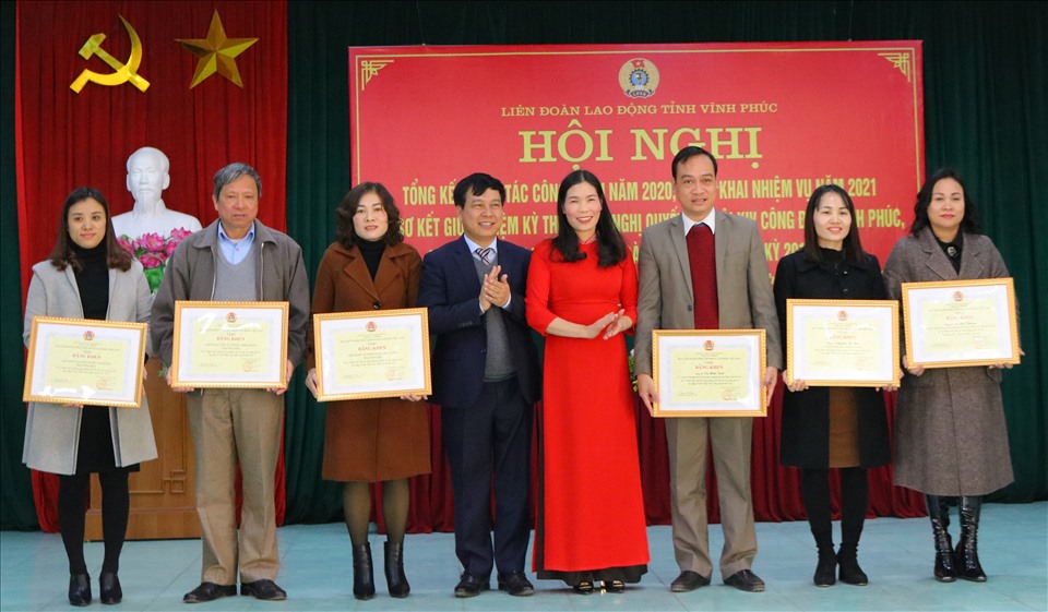 Ông Vũ Anh Đức - Uỷ viên Đoàn Chủ tịch, Trưởng Ban Tổ chức Tổng LĐLĐ Việt Nam và bà Trịnh Thị Thoa – Tỉnh ủy viên, Ủy viên BCH Tổng LĐLĐ Việt Nam, Chủ tịch LĐLĐ tỉnh tặng bằng khen của BCH Tổng LĐLĐ Việt Nam.