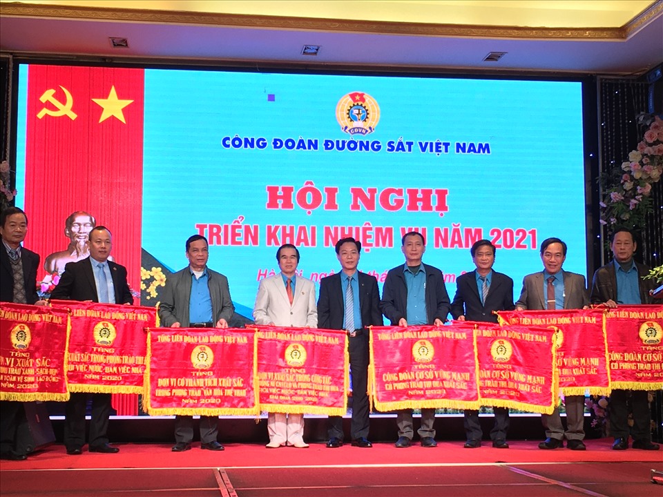 Ông Mai Thành Phương - Uỷ viên Ban chấp hành Tổng Liên đoàn Lao động Việt Nam, Chủ tịch Công đoàn Đường sắt Việt Nam trao Cờ thi đua của Tổng Liên đoàn cho các tập thể. Ảnh: Hải Anh