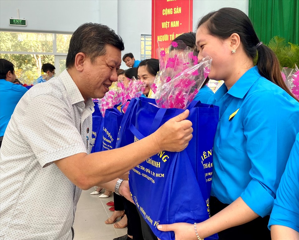 Ông Trần Đoàn Trung, Phó Chủ tịch LĐLĐ TPHCM, tặng quà cho các đoàn viên công đoàn, người lao động có hoàn cảnh khó khăn. Ảnh: Đức Long
