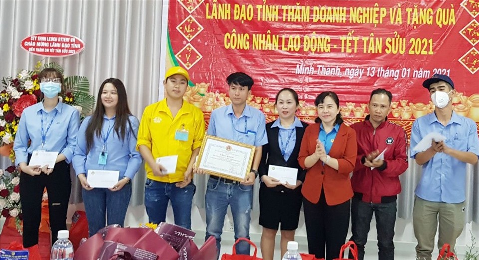 Bà Nguyễn Thị Hương Giang - Chủ tịch Liên đoàn Lao động tỉnh Bình Phước (thứ 3 từ phải qua) thăm và tặng quà Tết cho người lao động khó khăn tại doanh nghiệp. Ảnh: Văn Sơn