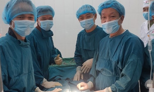 3 y bác sĩ ở Bệnh viện Đa khoa tỉnh Quảng Trị và cán bộ y tế trên đảo Cồn Cỏ mổ cấp cứu thành công cho bệnh nhân. Ảnh: BV cung cấp