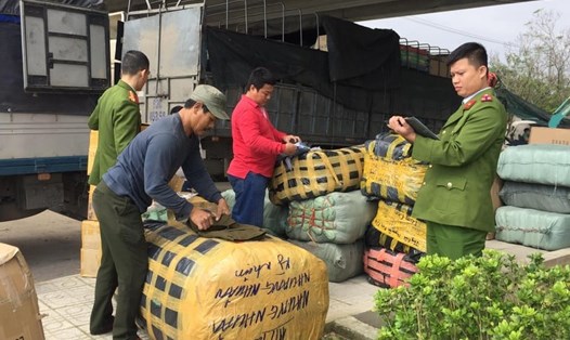 Lực lượng chức năng tỉnh Quảng Nam bắt xe tải chở hàng nhập lậu, hàng giả. Ảnh: Công an cung cấp