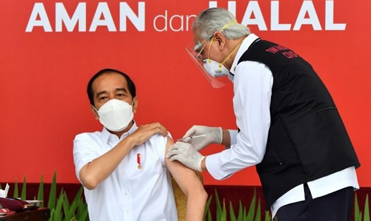 Tổng thống Indonesia Joko Widodo tiêm liều vaccine COVID-19 đầu tiên do công ty Trung Quốc Sinovac Biotech phát triển, khởi động đợt tiêm chủng hàng loạt ở Indonesia. Nguồn: Phủ tổng thống Indonesia