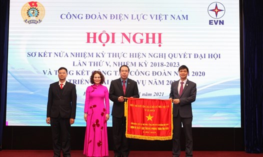 Phó Chủ tịch Tổng LĐLĐVN Ngọ Duy Hiểu (bên phải) trao Cờ Thi đua của 
Thủ tướng cho Công đoàn Điện lực Việt Nam. Ảnh: Việt Lâm