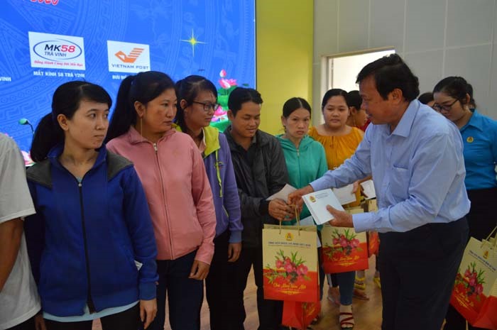 Lãnh đạo tỉnh Trà Vinh tặng quà cho công nhân trong dịp Tết Sum vầy 2020. Ảnh: Trí Dũng