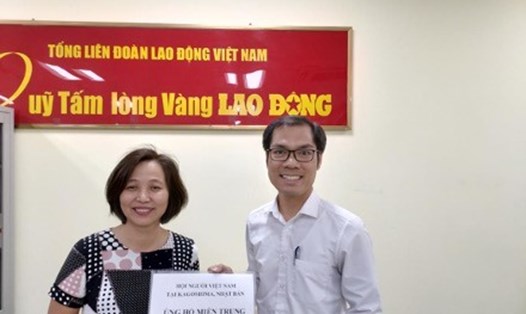 Phó Giám đốc Quỹ Tấm Lòng Vàng Phan Thu Thuỷ tiếp nhận ủng hộ từ anh Đào Văn Cường - đại diện Hội người Việt Nam tại Kagoshima - Nhật Bản ủng hộ miền Trung.