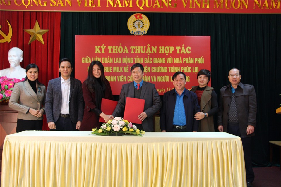 Lãnh đạo Liên đoàn Lao động tỉnh và lãnh đạo Công ty Cổ phần Thương mại và Xây dựng Khải Anh (Nhà phân phối được chỉ định của Công ty Cổ phần chuỗi thực phẩm TH) ký thỏa thuận hợp tác. Ảnh: Nguyễn Thị Mơ