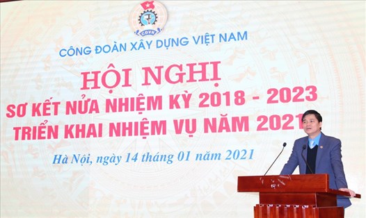 Ông Ngọ Duy Hiểu - Phó Chủ tịch Tổng Liên đoàn Lao động Việt Nam - phát biểu tại hội nghị. Ảnh: Mạnh Tùng