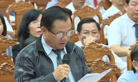 Đại biểu Trần Văn Mứng đặt câu hỏi chất vấn các vấn đề về dự án năng lượng mặt trời áp mái nhà tại kỳ họp thứ 26 Hội đồng nhân dân tỉnh Kiên Giang. Ảnh: PV