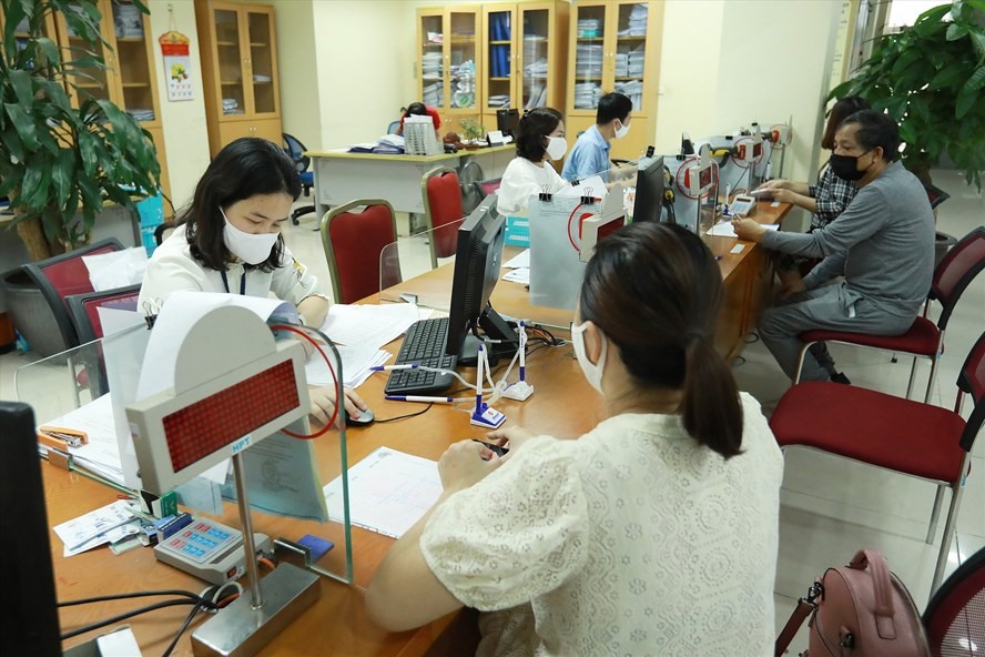 Đối với cá nhân thuộc diện nộp thuế TNCN đăng ký thuế cho người phụ thuộc qua cơ quan chi trả thu nhập (ủy quyền thực hiện thủ tục cho cơ quan chi trả thu nhập) thì dùng mẫu tờ khai đăng ký thuế tổng hợp (Mẫu số 20-ĐK-TH-TCT). Ảnh: Hải Nguyễn