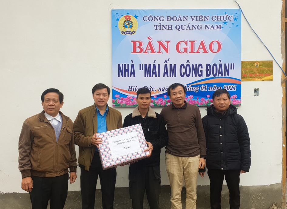 Ông Trần Quốc Bảo - Chủ tịch CĐ Viên chức tỉnh Quảng Nam trao quà cho gia đình anh Trần Văn Lưu. Ảnh: Thanh Chung