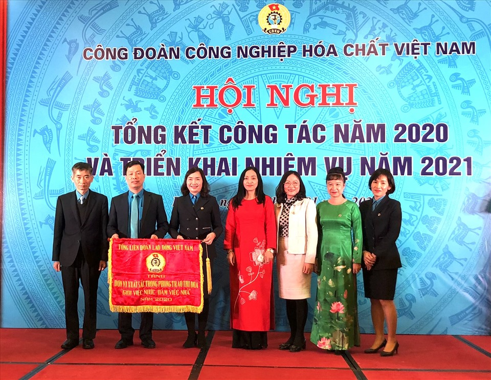 Phó Chủ tịch Tổng LĐLĐVN Trần Văn Thuật (bên trái ảnh) trao Cờ thi đua cho Công đoàn Công nghiệp Hoá chất Việt Nam. Ảnh: Việt Lâm