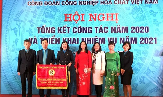 Phó Chủ tịch Tổng LĐLĐVN Trần Văn Thuật (bên trái ảnh) trao Cờ thi đua cho Công đoàn Công nghiệp Hoá chất Việt Nam. Ảnh: Việt Lâm