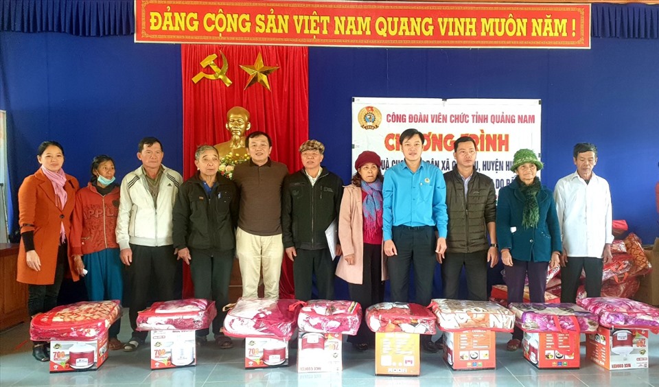 Công đoàn Viên chức tỉnh Quảng Nam trao quà cho người dân bị thiệt hại do bão lũ. Ảnh: Thanh Chung