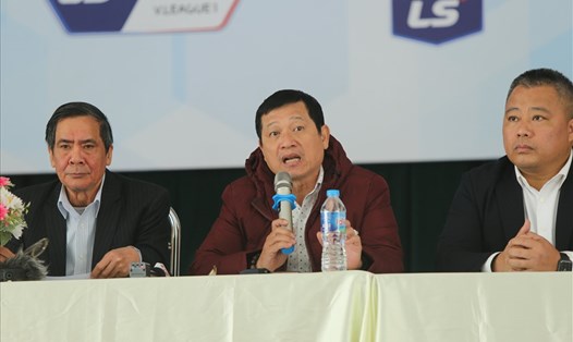 Trưởng Ban trọng tài VFF Dương Văn Hiền trao đổi thông tin với báo chí. Ảnh: Ngọc Tú