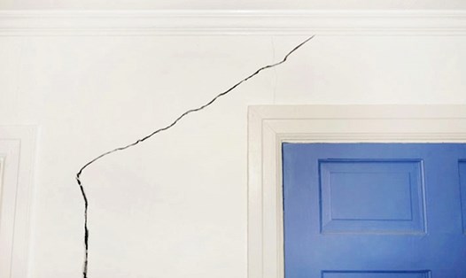 Mẹo vặt giúp xử lý vết nứt tường nhà nhanh chóng và hiệu quả.