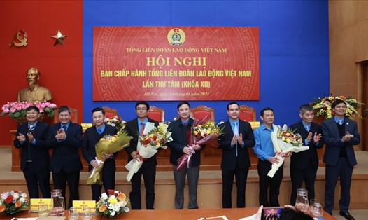Thường trực Đoàn Chủ tịch Tổng LĐLĐVN tặng hoa chúc mừng các đồng chí được bầu bổ sung vào Ban Chấp hành Tổng LĐLĐVN khoá XII, nhiệm kỳ 2018-2023. Ảnh: Hải Nguyễn