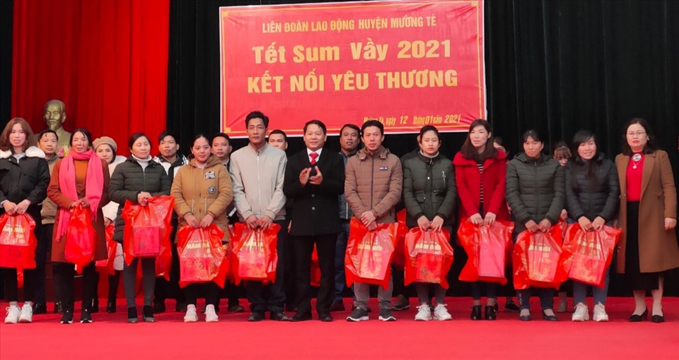 Ông Trần Đức Hiển - Phó Bí thư Thường trực Huyện ủy và bà Vàng Thị Thu - Chủ tịch LĐLĐ huyện Mường Tè trao quà Tết cho đoàn viên, CNVCLĐ khó khăn. Ảnh: Đào Thị Sơn