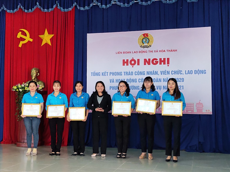 Bà Phan Thị Hồng Đào - Phó Chủ tịch Thường trực Liên đoàn Lao động tỉnh Tây Ninh - trao tặng Bằng khen của LĐLĐ tỉnh cho các cá nhân. Ảnh: Quốc Tiến