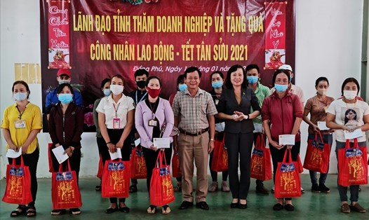 Bà Huỳnh Thị Hằng (hàng đầu tiên, thứ 3 từ phải qua) thăm, tặng quà tết cho công nhân lao động ở doanh nghiệp. Ảnh: Văn Sơn