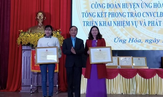 Ông Ngô Văn Tuyến - Ủy viên Ban Chấp hành Tổng Liên đoàn Lao động Việt Nam trao tặng các Bằng khen.  Ảnh: Hoàng Hải
