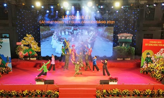 Lễ tổng kết chương trình Tết quân dân 2021 diễn ra vào tối 13.1 tại xã Hòa Chánh, huyện U Minh Thượng, tỉnh Kiên Giang. Ảnh: PV