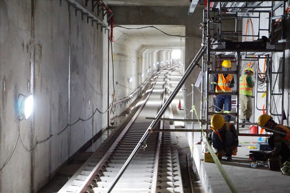Một hướng đường tàu metro đã hoàn thiện lắp đường ray trong hầm B2, nhà ga Ba Son   Ảnh: Minh Quân