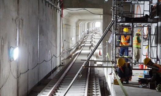 Một hướng đường tàu metro đã hoàn thiện lắp đường ray trong hầm B2, nhà ga Ba Son   Ảnh: Minh Quân