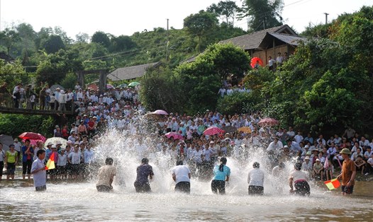 Lễ hội té nước của người Thái ở xã Khổng Lào (Phong Thổ, Lai Châu). Theo tín ngưỡng của người Thái vùng này, Nàng Han từ Mường Trời xuống hòa vào dòng nước suối ban phúc cho dân bản.