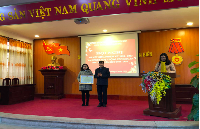Ông Lê Thanh Hà – UVBCH Tổng LĐLĐVN, Chủ tịch LĐLĐ tỉnh Điện Biên tặng bằng khen Tổng LĐLĐVN cho tập thể và cá nhân có thành tích xuất sắc trong hoạt động công đoàn  năm học 2019 -2020. Ảnh: Bùi Thuý