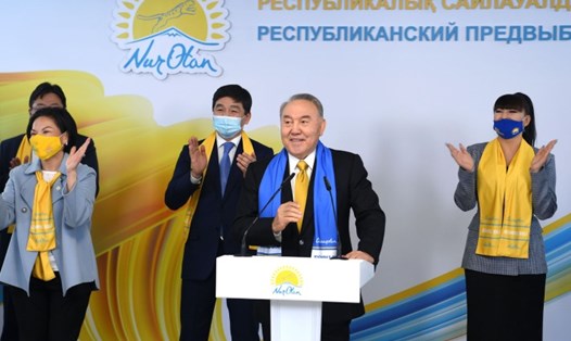 Tổng thống đầu tiên của Kazakhstan, ngài Nursultan Nazarbayev chúc mừng các đảng viên đảng cầm quyền Nur Otan giành được chiến thắng thuyết phục trong cuộc bầu cử vào Hạ viện Quốc hội. Ảnh: ĐSQ Kazakhstan cung cấp