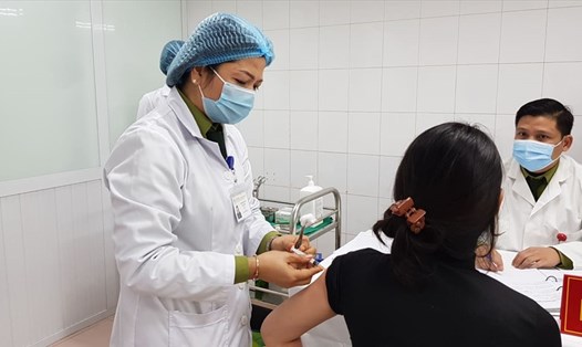 Tiêm vaccine NanoCovax liều 25mcg mũi 2 cho người tình nguyện sáng ngày 14.1. Ảnh: Nguyễn Hoàng