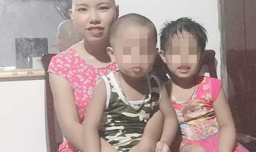 Hai con trẻ ngây thơ của chị Liên, anh Phong không biết bố mẹ của các em đang rơi vào cảnh “ngàn cân treo sợi tóc”. 
Ảnh: NVCC