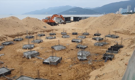 Hàng chục trụ đế bêtông của công trình xây dựng không phép trên bãi biển 
Quy Nhơn đã được đổ xong. Ảnh: N.T