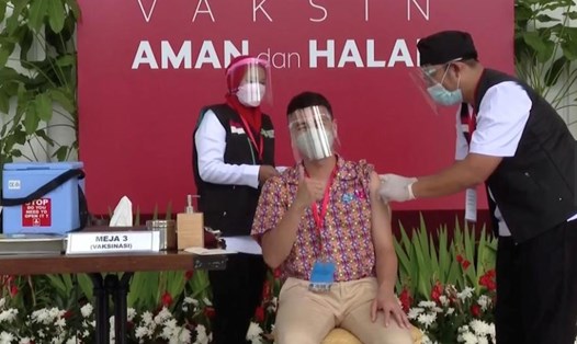 Diễn viên truyền hình Raffi Ahmad, có 50 triệu người theo dõi trên Instagram, tiêm vaccine COVID-19 đợt đầu tiên hôm 13.1. Ảnh:  Indonesian Presidential Palace