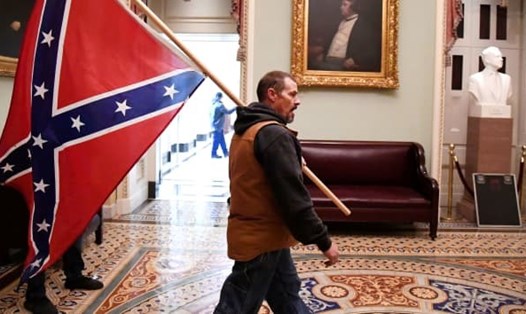 Người đàn ông cầm cờ Liên minh miền Nam trong vụ hỗn loạn Quốc hội Mỹ ngày 6.1, đã tự thú. Ảnh: FBI.