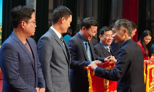 Phó Chủ tịch Tổng LĐLĐVN Trần Văn Thuật tặng cờ thi đua các tập thể. Ảnh Mai Dung