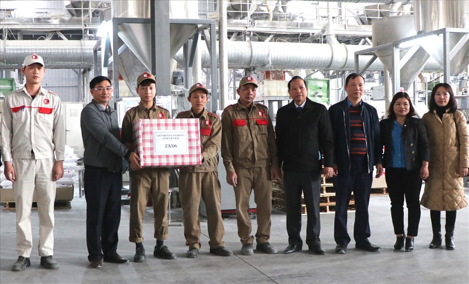 Ông Nguyễn Chương Phát – Chủ tịch LĐLĐ tỉnh Yên Bái (thứ hai từ trái sang) tặng quà cho công nhân đang lao động. Ảnh: Thu Hiền
