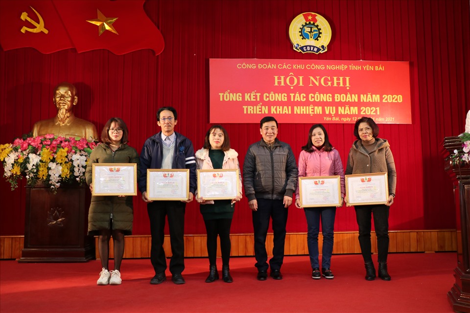 Đồng chí Phan Huy Cường – Phó Chủ tịch LĐLĐ tỉnh Yên Bái tặng Giấy khen cho các tập thể đạt thành tích xuất sắc trong công tác Công đoàn năm 2020. Ảnh: Thu Hiền