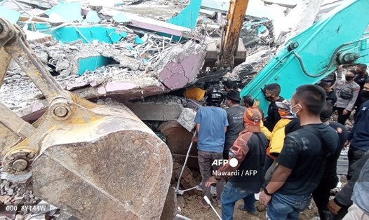 Hoạt động cứu hộ tại thành phố Mamuju sau khi xảy ra động đất hôm 15.1. Ảnh: AFP