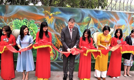 Đại sứ Hoa Kỳ tại Việt Nam Daniel Kritenbrink cùng các đối tác cắt băng khánh thành bức tranh tường chủ đề môi trường. Ảnh: L.Q.V