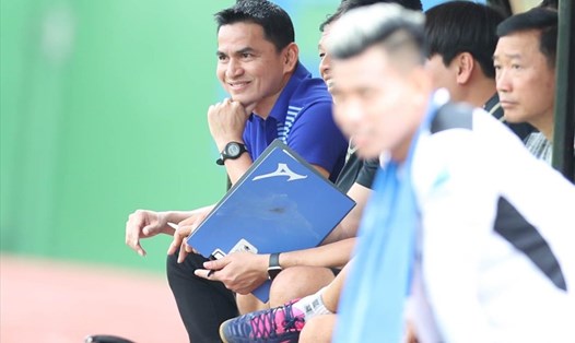Huấn luyện viên Kiatisak đặt mục tiêu có điểm ở trận mở màn V.League 2021. Ảnh: HA.FC