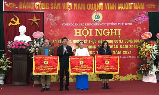 Ông Nguyễn Thái Dương - Phó Chủ tịch Thường trực LĐLĐ tỉnh Thái Bình trao cờ thi đua của Tổng Liên đoàn cho các tập thể. Ảnh Bá Mạnh