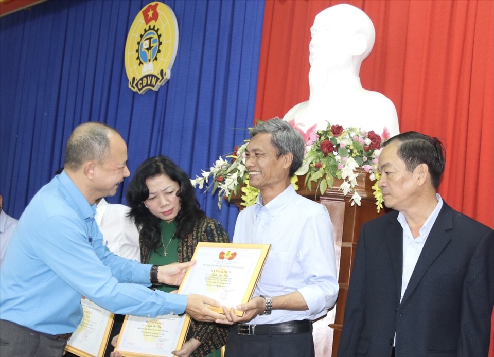 Đại diện Ban Thường vụ LĐLĐ tỉnh Khánh Hoà tặng bằng khen cho các cá nhân có thành tích xuất sắc trong năm 2020.Ảnh: Phương Linh