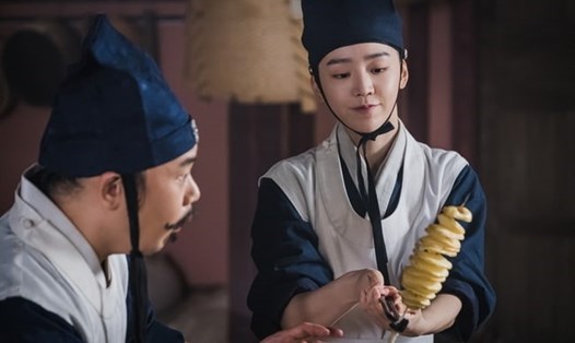 Shin Hye Sun khiến mọi người ngạc nhiên với món ăn "khoai tây lốc xoáy" trong "Mr. Queen". Ảnh cắt phim.