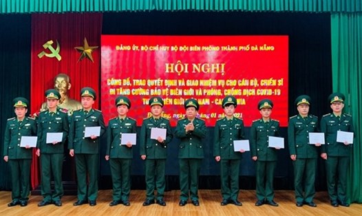 40 sĩ quan, quân nhân chuyên nghiệp và chiến sĩ tăng cường thực hiện nhiệm vụ quản lý, bảo vệ biên giới và phòng tại tại Kiên Giang. Ảnh: Ba Vinh